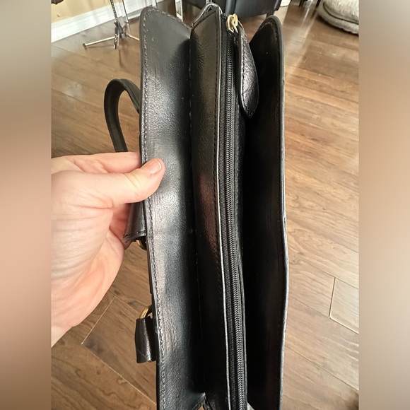 Wilson’s Leather black shoulder bag with gold hardware - Picture 9 of 14